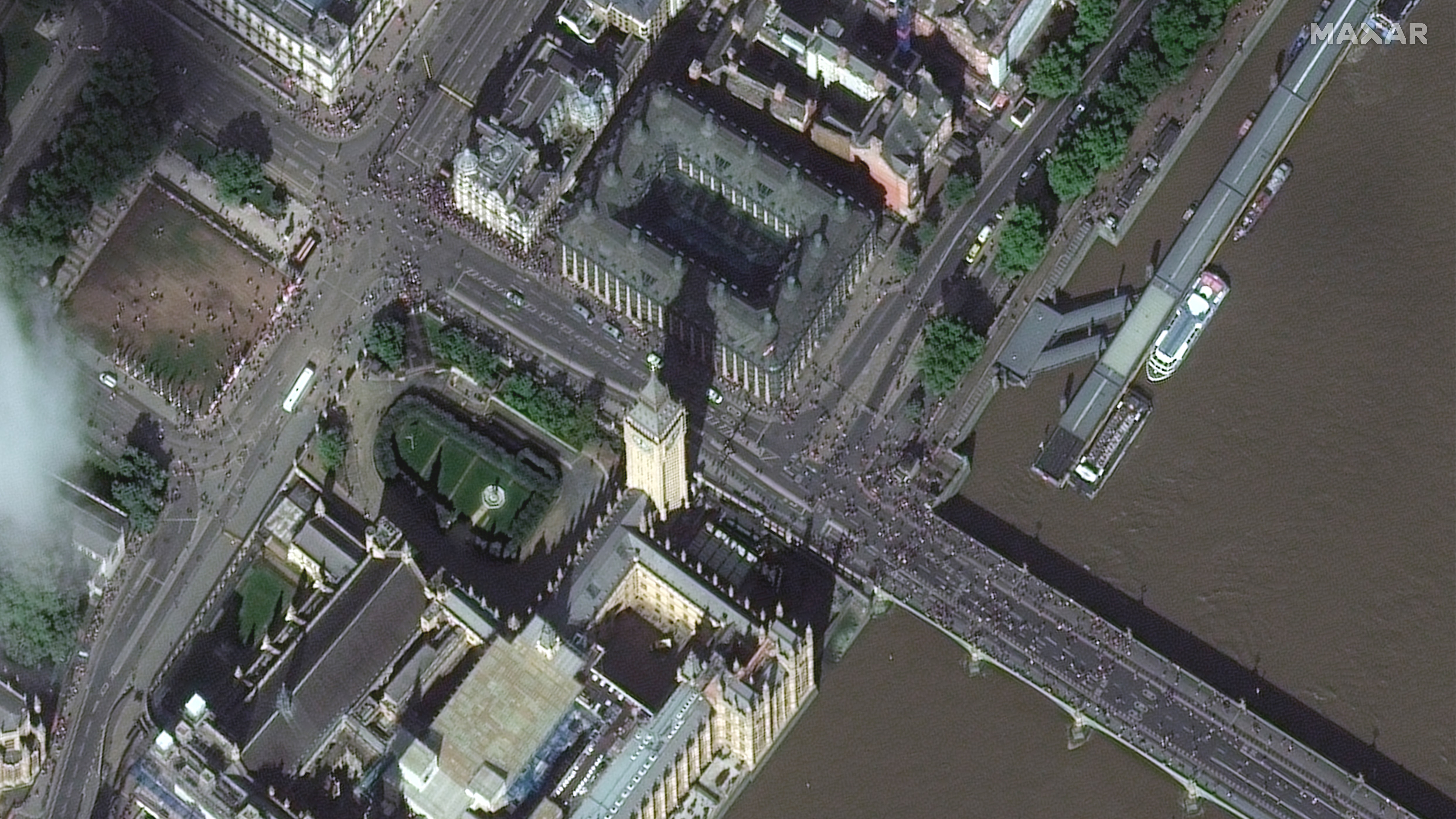 queue for queen elizabeth ii on bridge seen from overhead