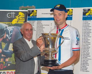 Alf Engers presents Marcin Bialoblocki with the winner's cup at the 2018 National 25-mile Championship