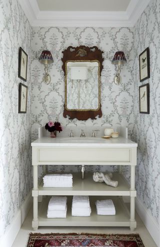 Plant pattern wallpaper, cream and white skink shelves