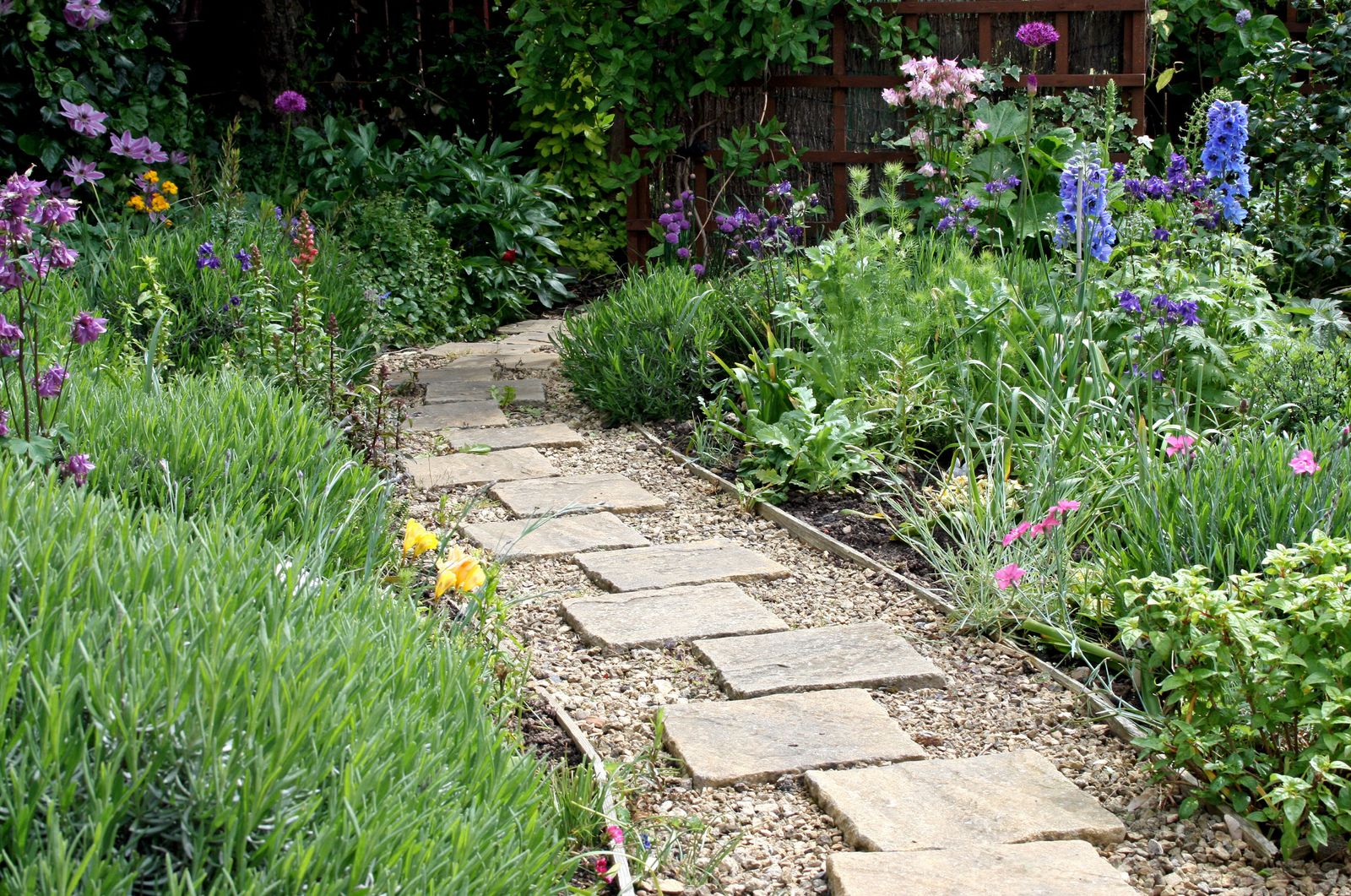Cottage garden path ideas 13 beautiful ways to make journeying through