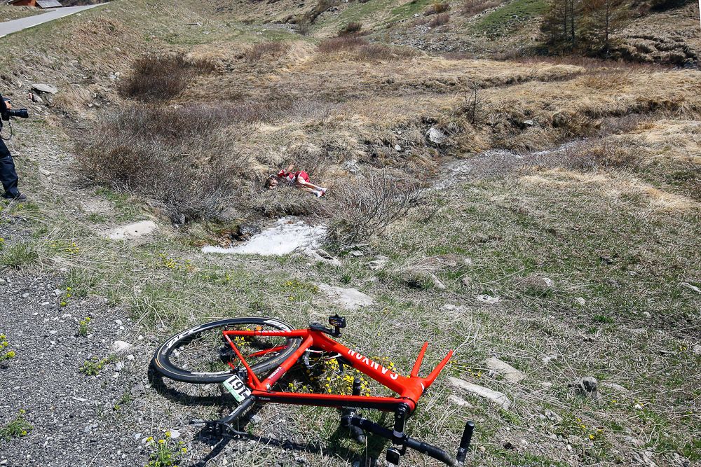 Ilnur Zakarin suffered a suspected broken collarbone after crashing during stage 19 of the Giro d'Italia