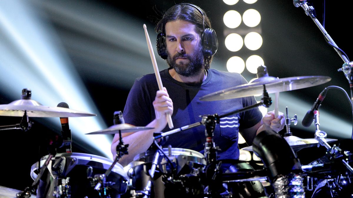 Rob Bourdon drumming with Linkin Park in 2017