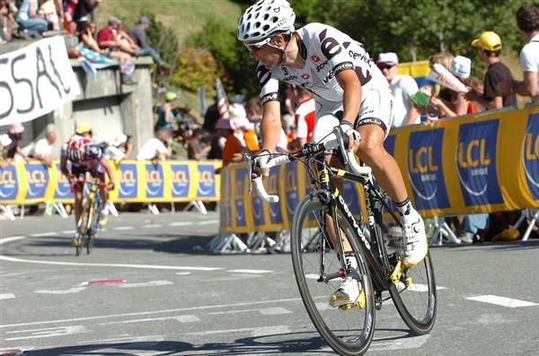 Sastre checks to see how far back Evans is