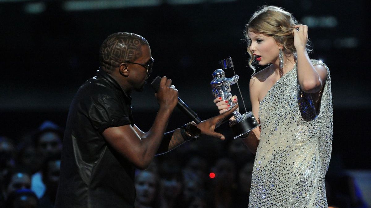 2009 Video Music Awards Kanye and Taylor Swift