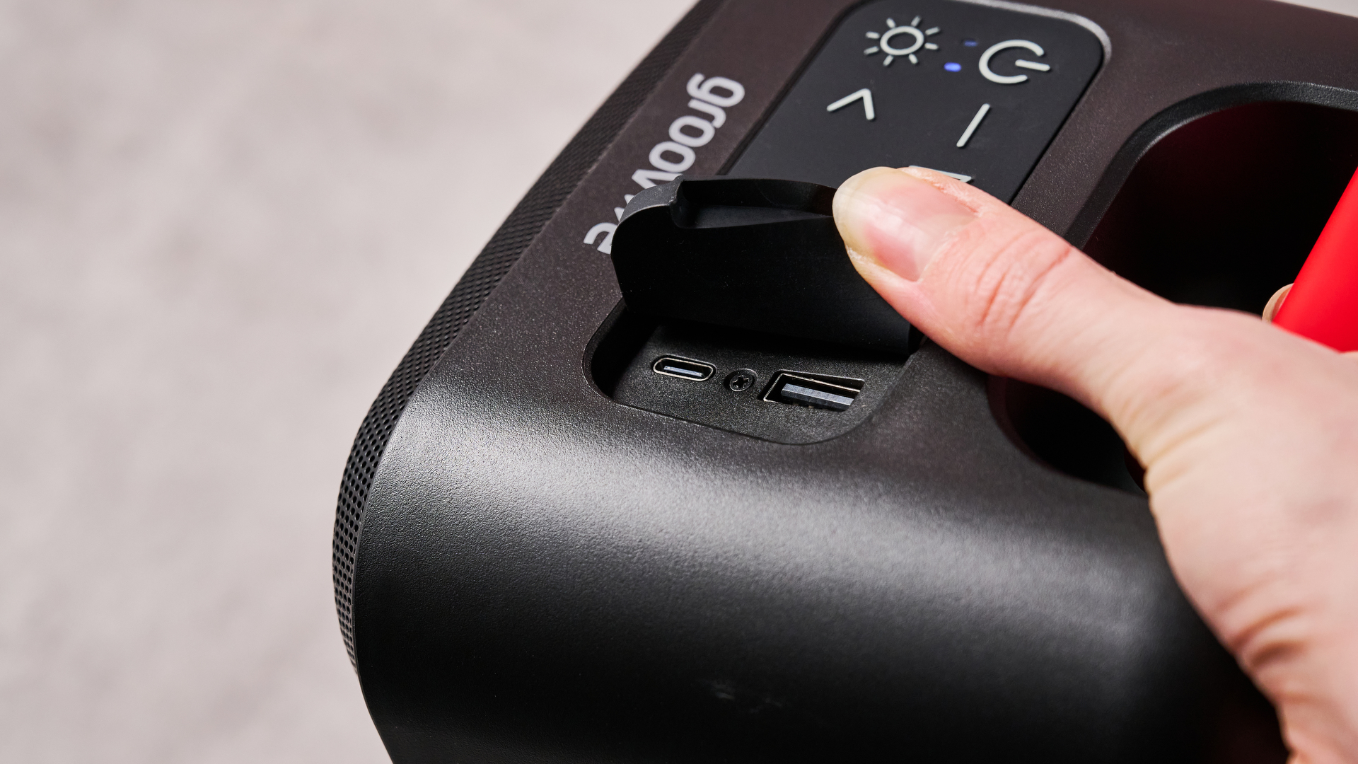 Tab with USB ports on the Groov-e Thunder