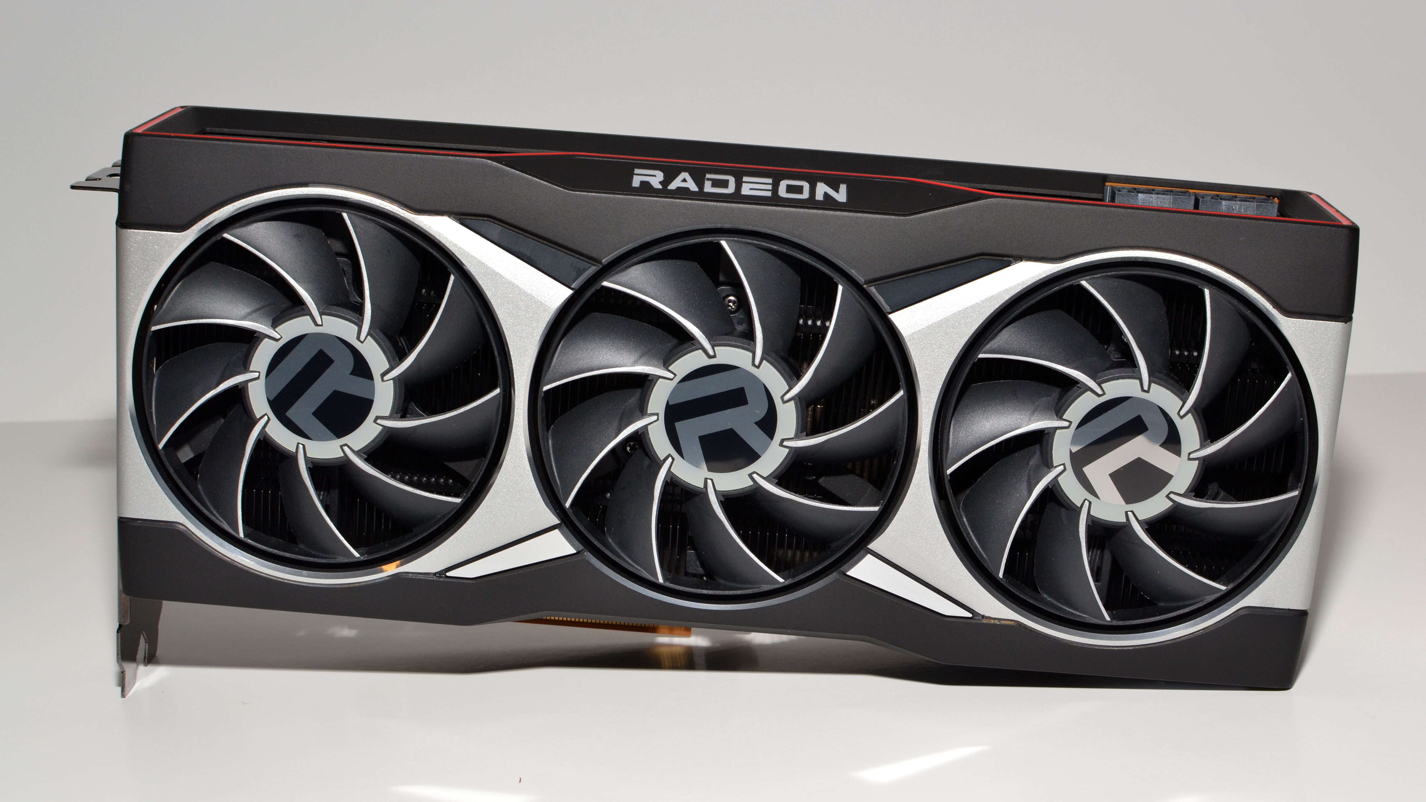 Cele mai bune plăci grafice: AMD Radeon RX 6800