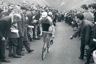Amongst the throng on the Winnats Pass Hill-Climb, 1966. Photo: CW Archive
