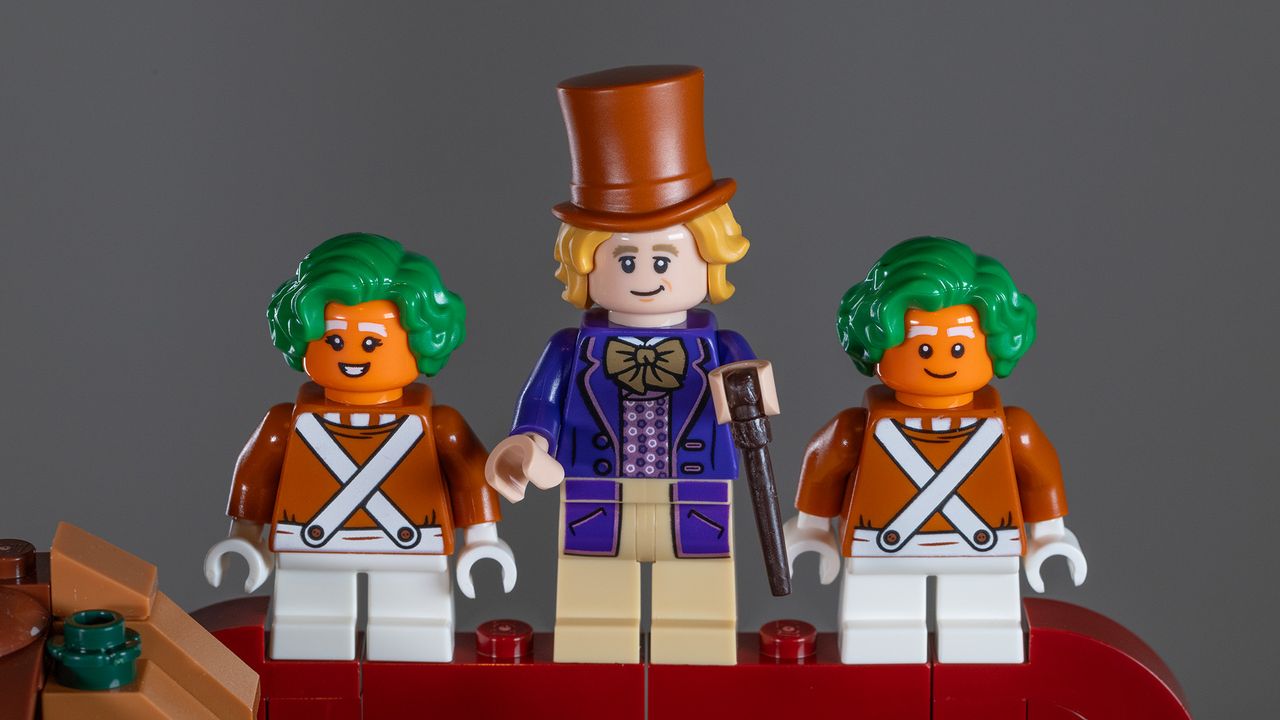 Lego Ideas Willy Wonka &amp; the Chocolate Factory (21360) set Minifigures: Oopma-Loompas and Wonka.