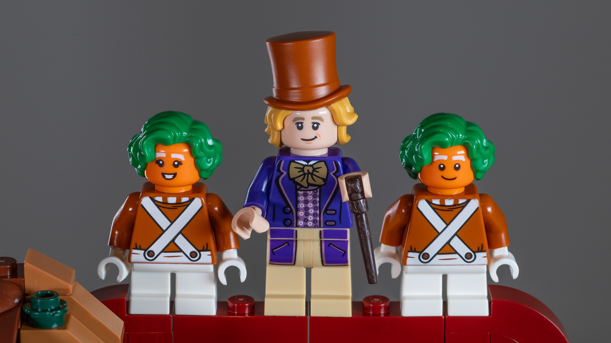 Lego Ideas Willy Wonka & the Chocolate Factory (21360) set Minifigures: Oopma-Loompas and Wonka.
