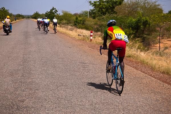 Benin&rsquo;s Aubierge Soglo returns to a chase group after taking supplies from the team car.