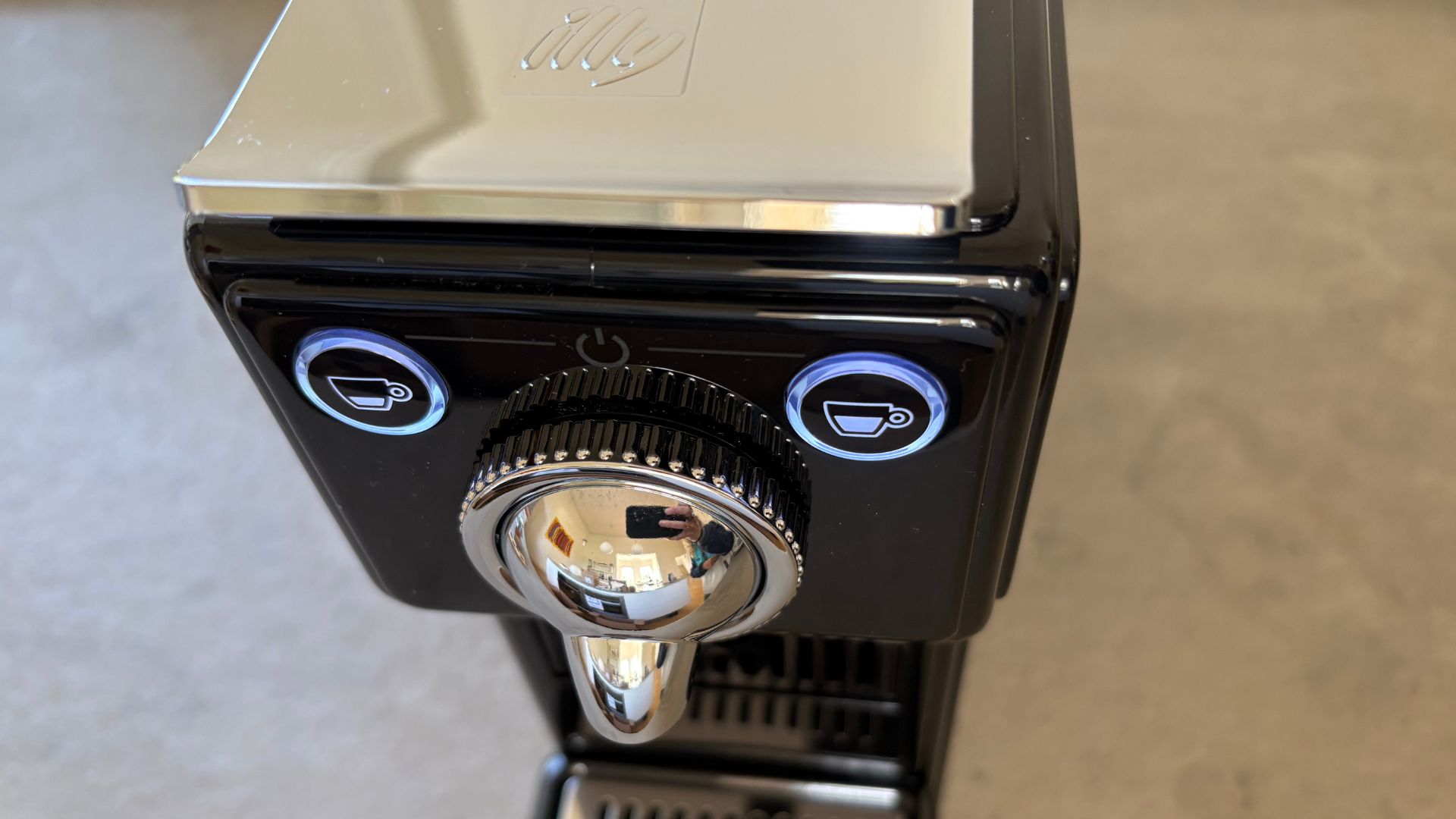 controls on the illy X3 coffee machine