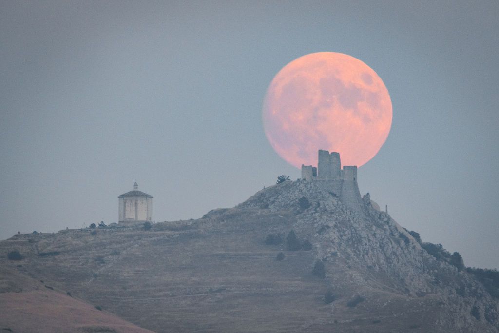 Brilliant Harvest Moon, the last supermoon of 2023, wows stargazers ...