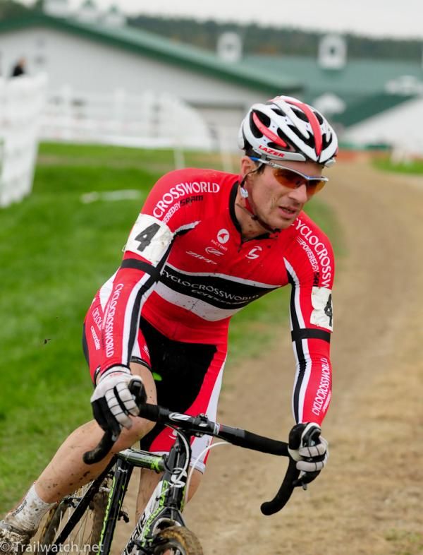 Dylan McNicholas (Cyclocrossworld.com) chasing Lindine