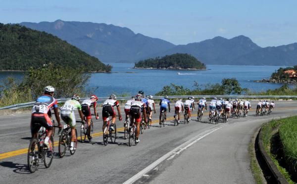 The chase group heads towards Angra dos Reis on stage one of the Tour do Rio