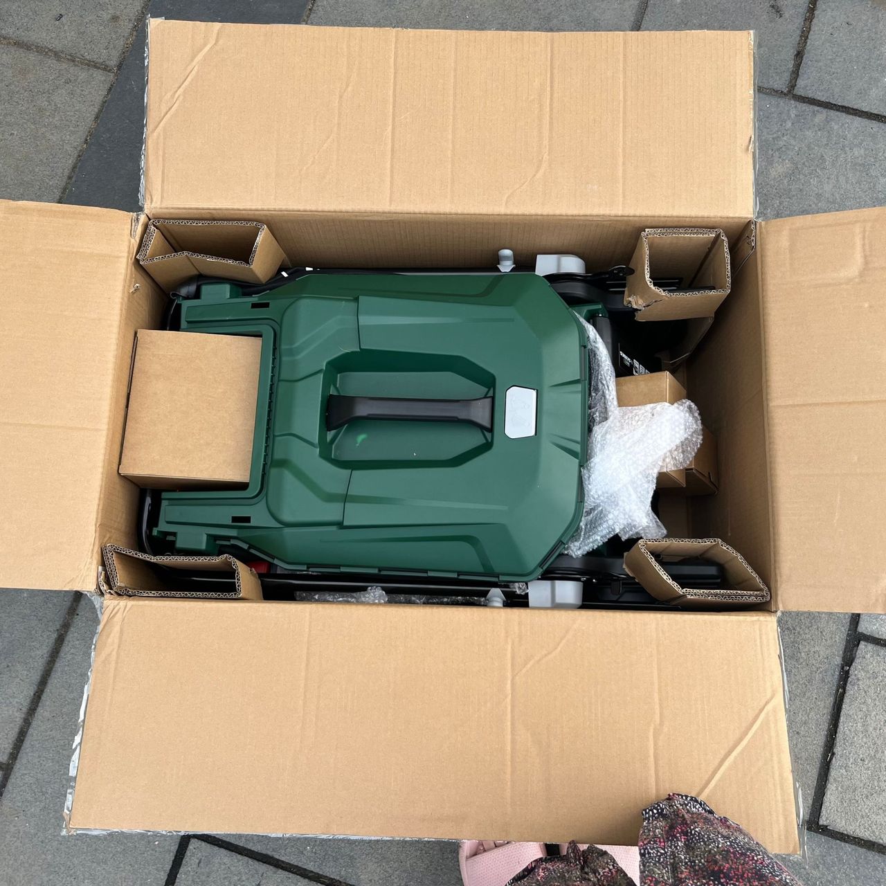Webb 40V 38cm Rear Roller Lawnmower in box