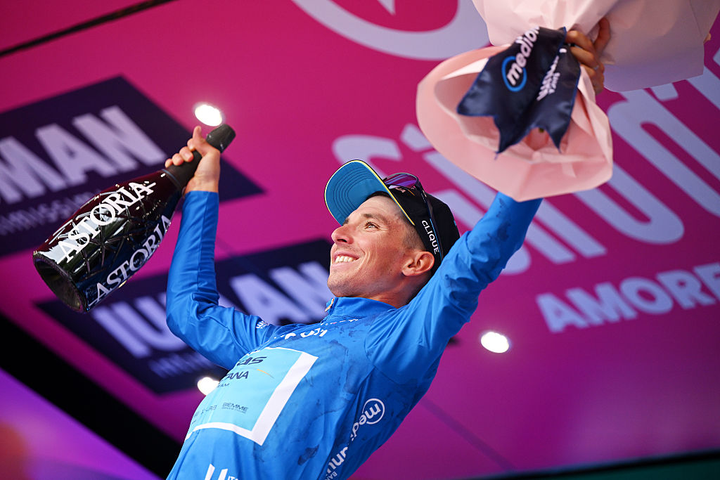 Lorenzo Fortunato blue jersey Giro d'Italia 2025