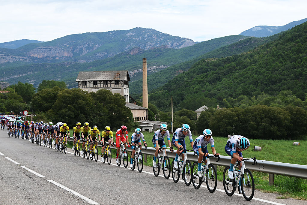 CERLER. HUESCA LA MAGIA, SPAIN - AUGUST 29: A general view of Torstein Traeen of Norway and Team Bahrain - Victorious - Red Leader Jersey and the peloton passing through a landscape during the La Vuelta - 80th Tour of Spain 2025, Stage 7 a 188km stage from Andorra la Vella to Cerler. Huesca La Magia 1910m / #UCIWT / on August 29, 2025 in Cerler. Huesca La Magia, Spain. (Photo by Dario Belingheri/Getty Images)