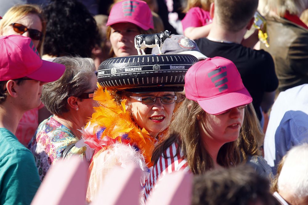 fans dresses up for the occassion
