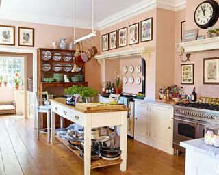 Decorating above kitchen cabinets with country objects