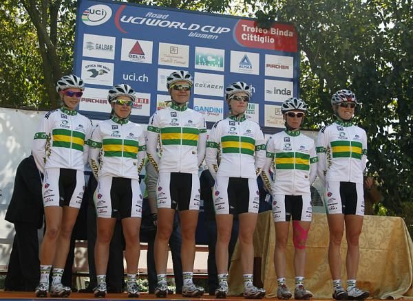 The Australian national team is presented at the start.