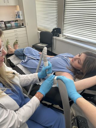 Samantha Holender laying down receiving the Sofwave treatment.