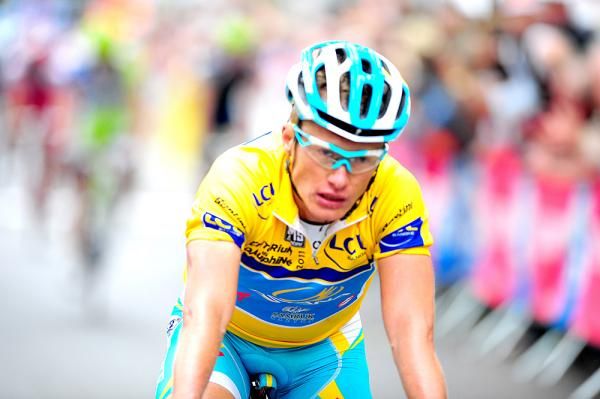 Alexandre Vinokourov (Astana) gained six seconds by sticking with the sprinters