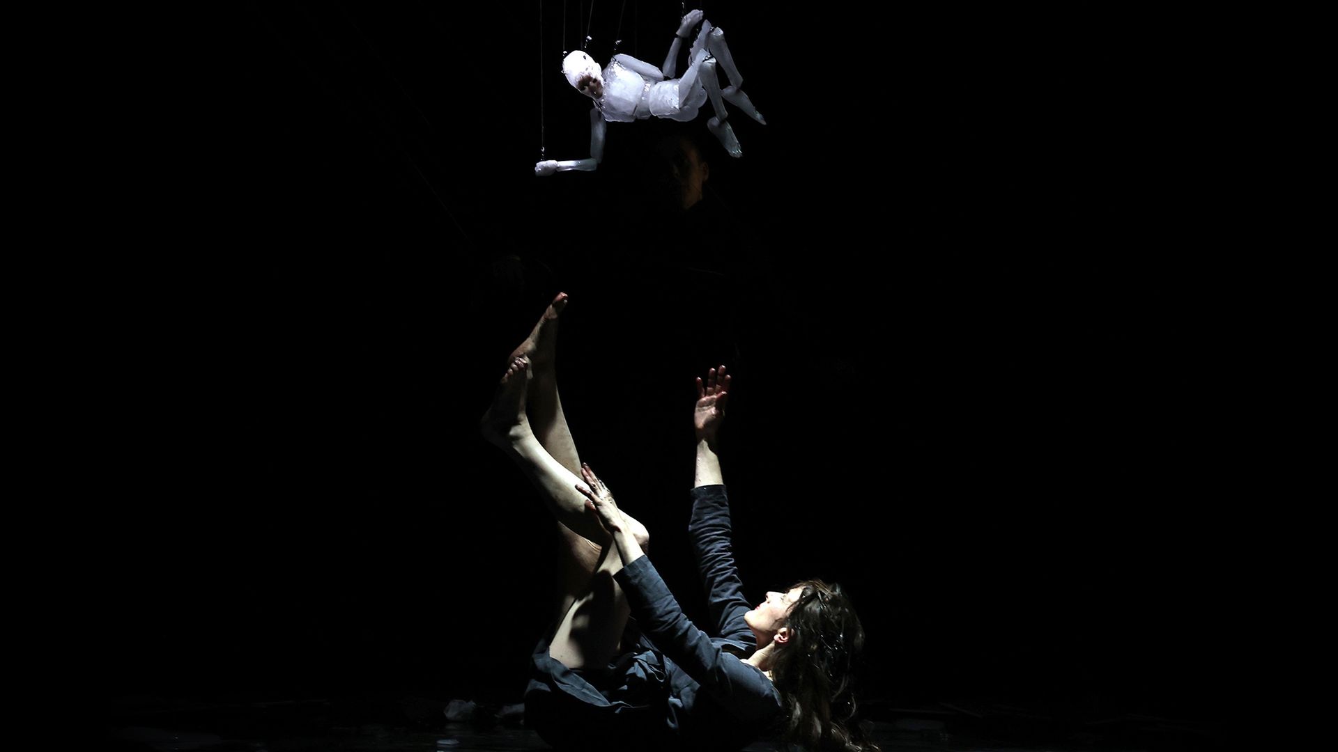 
                                French artist Élise Vigneron performs in the Theatre de l'Entrouvert show 'Anywhere' during the Carthage International Puppet Arts Festival in Tunis, Tunisia
                            