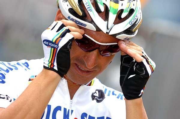 Paolo Bettini (Quick Step) makes last adjustments to his eye wear.
