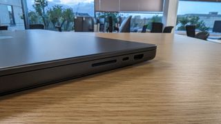MacBook Pro 16 pouces avec écran fermé dans un bureau