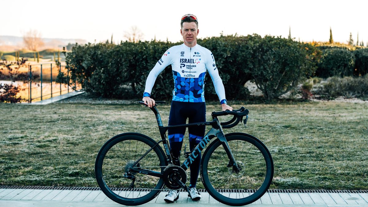 Photo of « J’ai parcouru 17 étapes du Tour de France de l’année dernière avec un dos cassé – je ne suis pas quelqu’un à qui abandonner »: Grateful Simon Clark signe Israel-Premier Tech