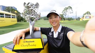 Ruoning Yin takes a selfie of her and the Maybank Championship trophy in 2024