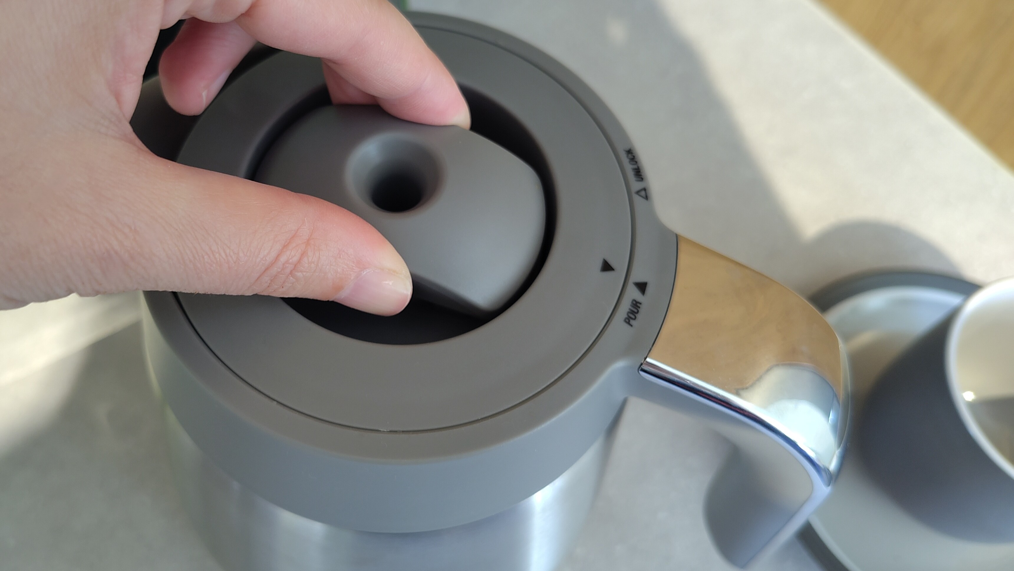 Adjusting lid of Sage Luxe Brewer Thermal carafe