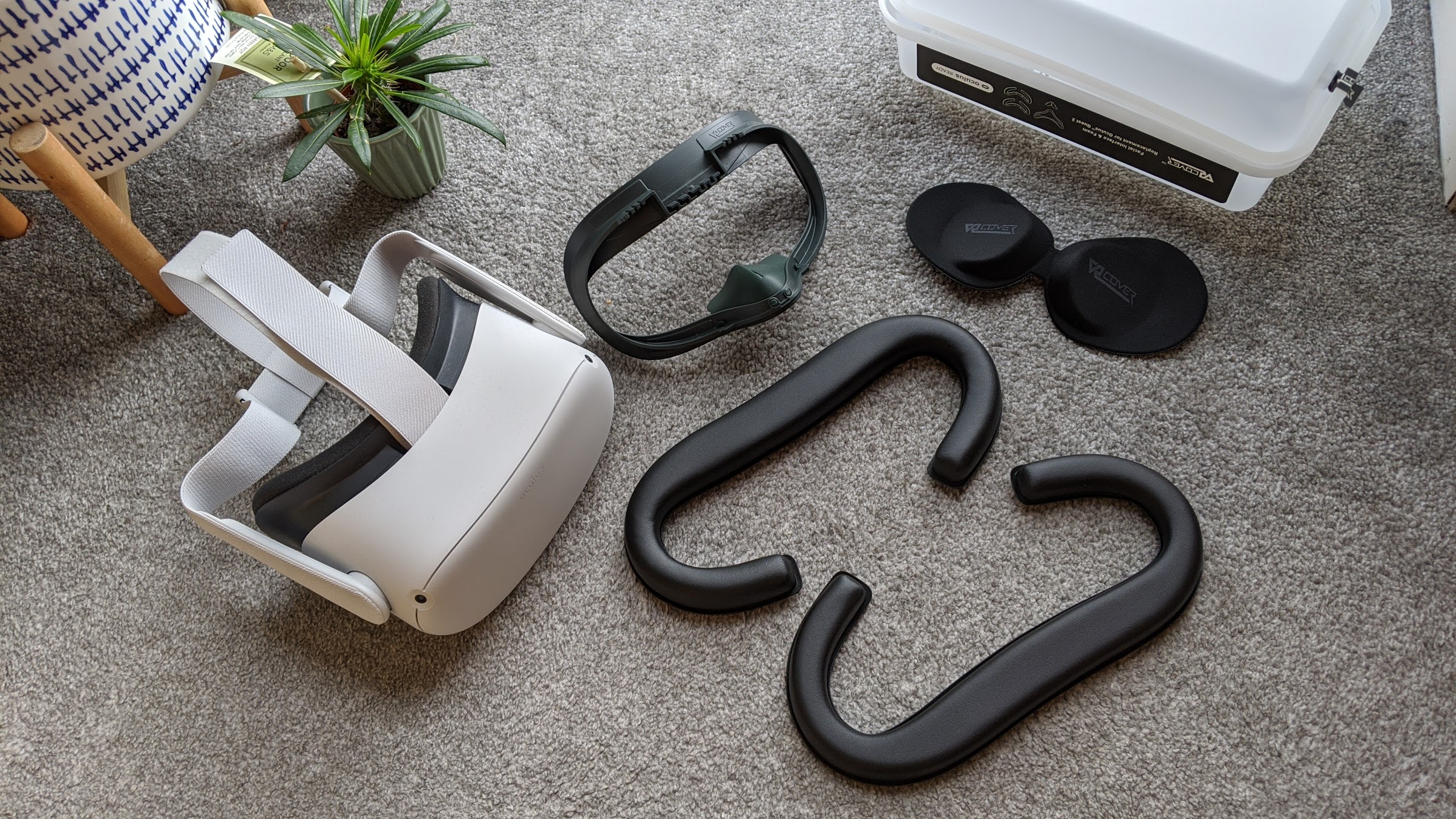 Oculus Quest 2 og accessories lagt ud på gulv