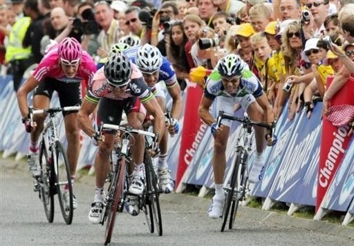 Robbie McEwen (Predictor-Lotto) heads to the sprint win.