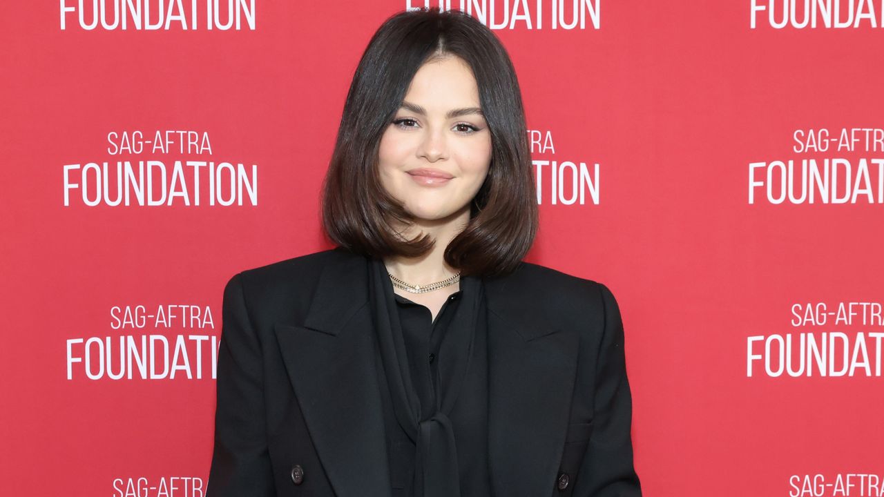 Selena Gomez on a red carpet wearing a nude makeup look