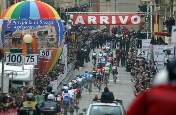 Huge crowds watch the finish in Bornova