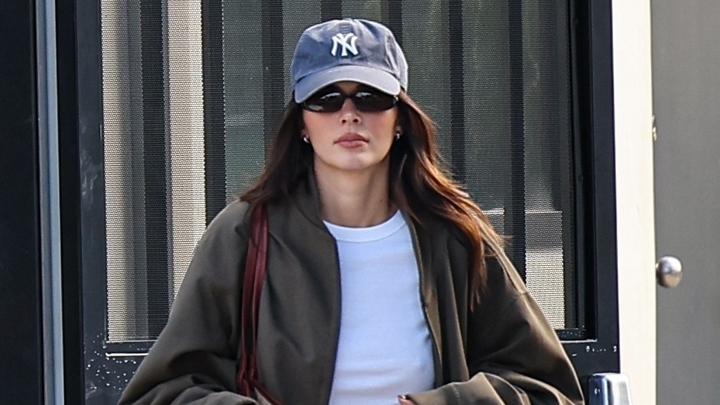 Kendall Jenner styled sneakers in the way you can't resist to try