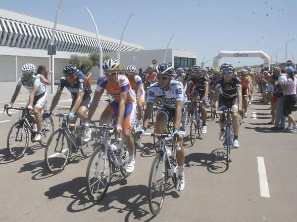 The peloton leaves the airport