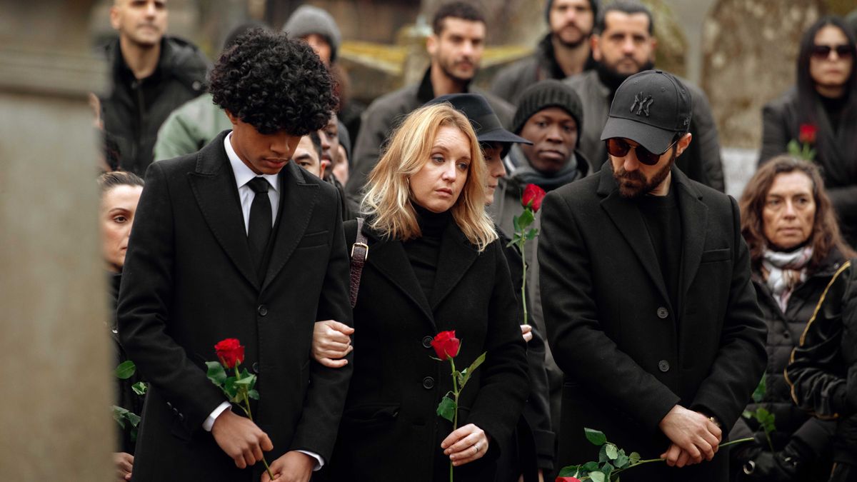 Raoul (Etan Simon), Claire (Ludivine Sagnier) and Ben (Antoine Gouy) attend Assane&#039;s funeral in Lupin part 3 episode 2.