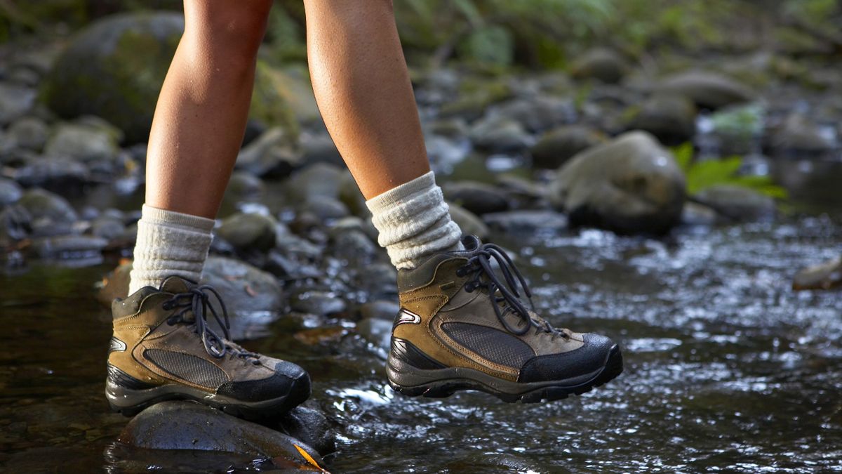 How to waterproof hiking boots: how to keep your feet dry | Advnture