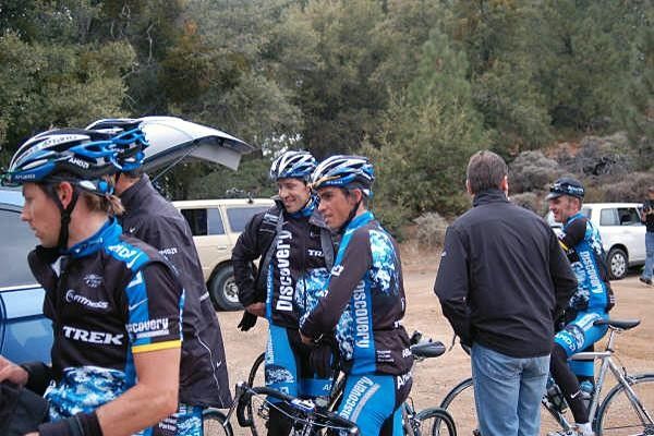 Johan Bruyneel speaks with the team at the top of the climb.