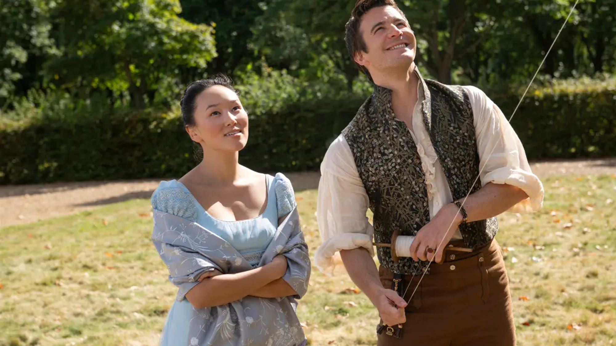Yerin Ha and Luke Thompson in Bridgerton season 4