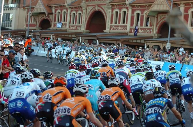 The bunch round the top corner in the evening criterium