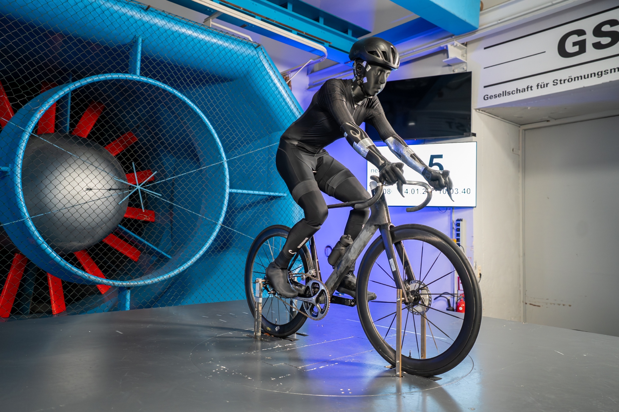 Liv wind tunnel Mannequine Georgia shown on a bike in a windtunnel