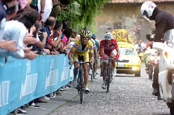 Gilberto Simoni (Saunier Duval-Prodir) leads the charge.