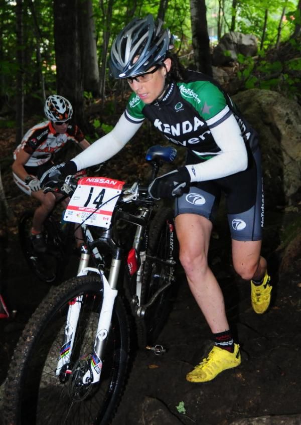 Mary McConneloug (Kenda-Seven-No Tubes) leading Lea Davision