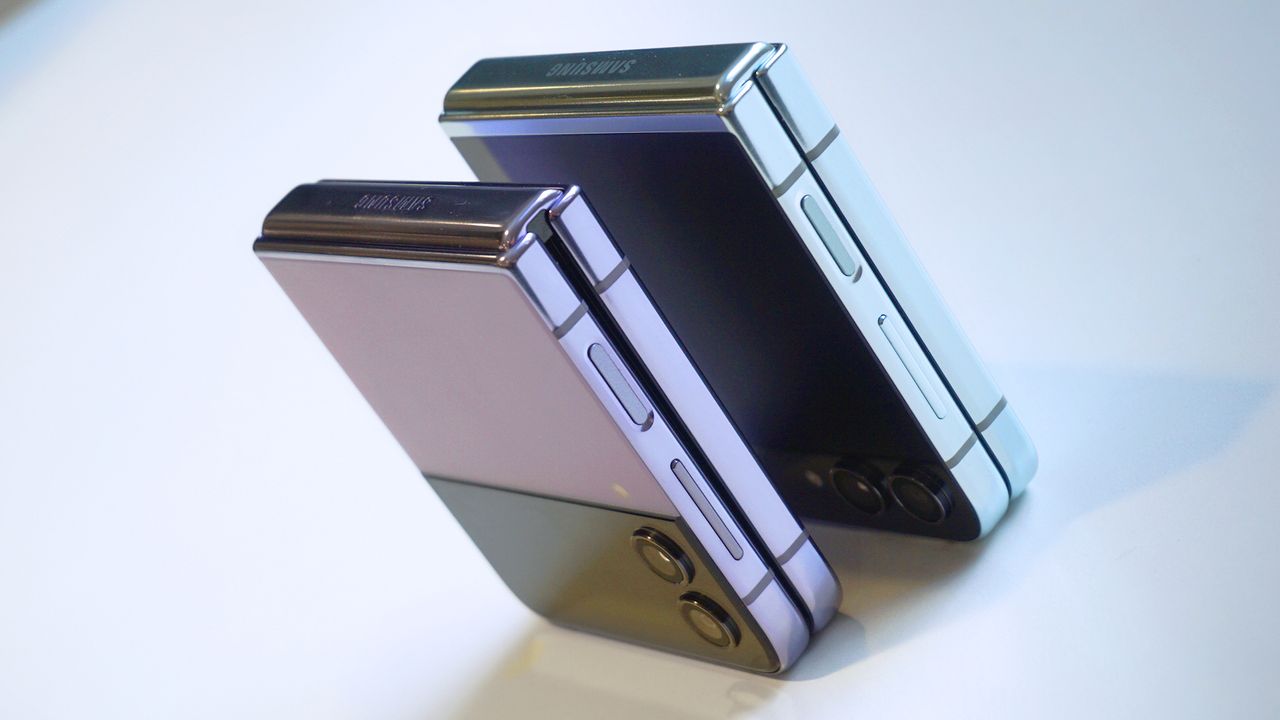 Samsung Galaxy Z Flip 4 vs Samsung Galaxy Z Flip 5 closed upright angled
