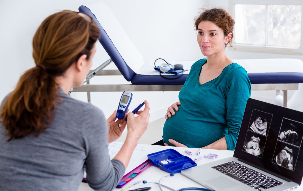 pregnant woman with doctor