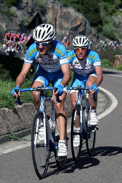 Alan Marangoni (Colnago - CSF Inox) and teammate Alberto Contoli on the attack.