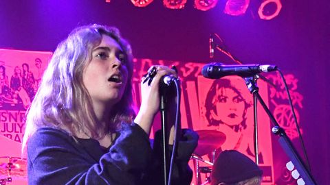 Violet Grohl opens up Taylor Hawkins Tribute Concert with haunting ...